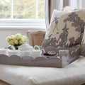 Charola Otomana Festoneada Grande – Gris Chiffon