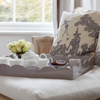 Charola Otomana Festoneada Grande – Gris Chiffon