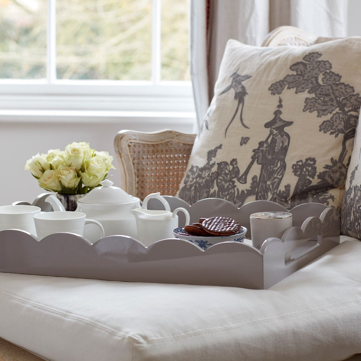 Charola Otomana Festoneada Grande – Gris Chiffon