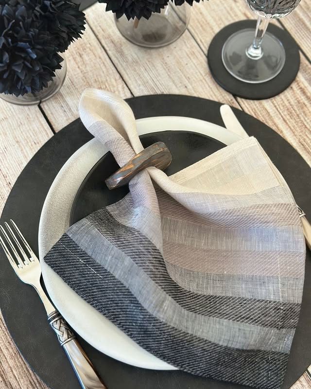 Tanner Placemats Black 15" Round