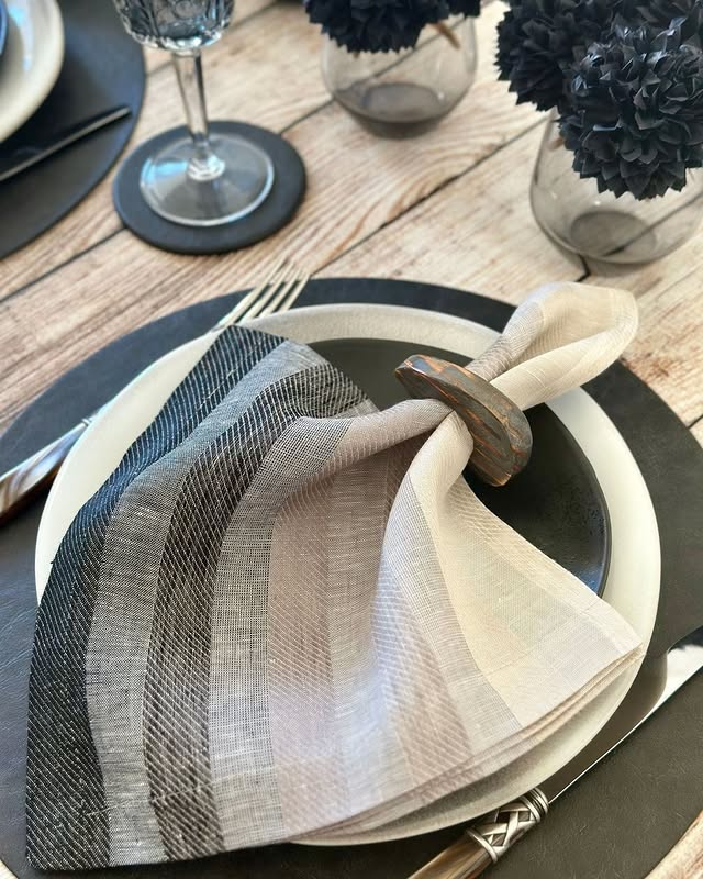 Tanner Placemats Black 15" Round