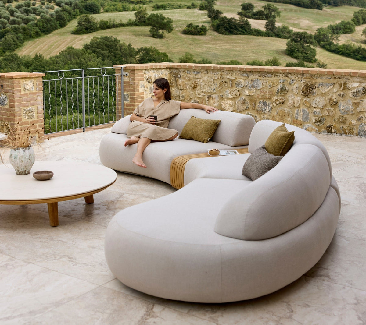 Sofá Modular Mellow para Exterior – Sand con Mesa de Teca