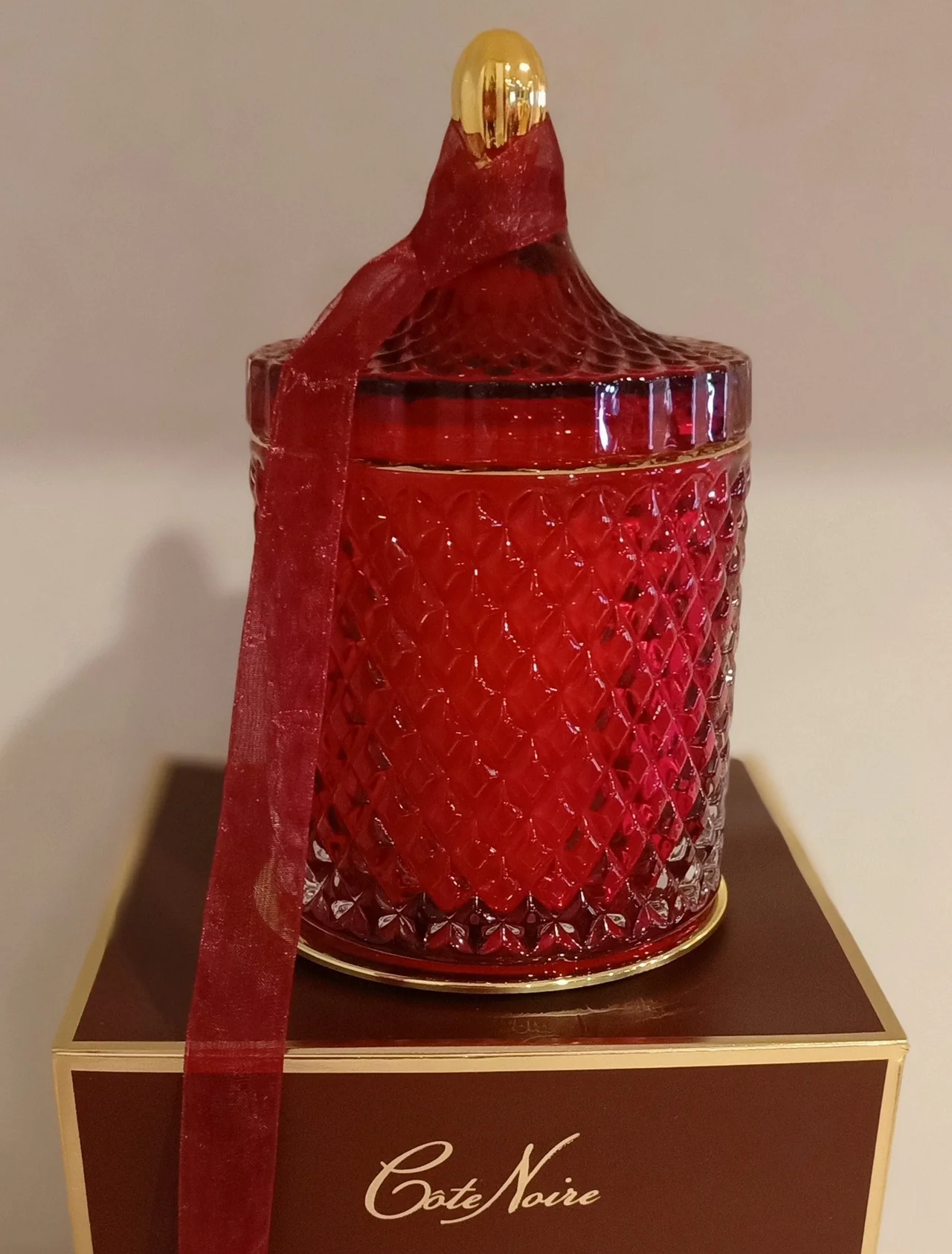 Grand Art Deco Candle In Burgundy Rose Oud 600gr