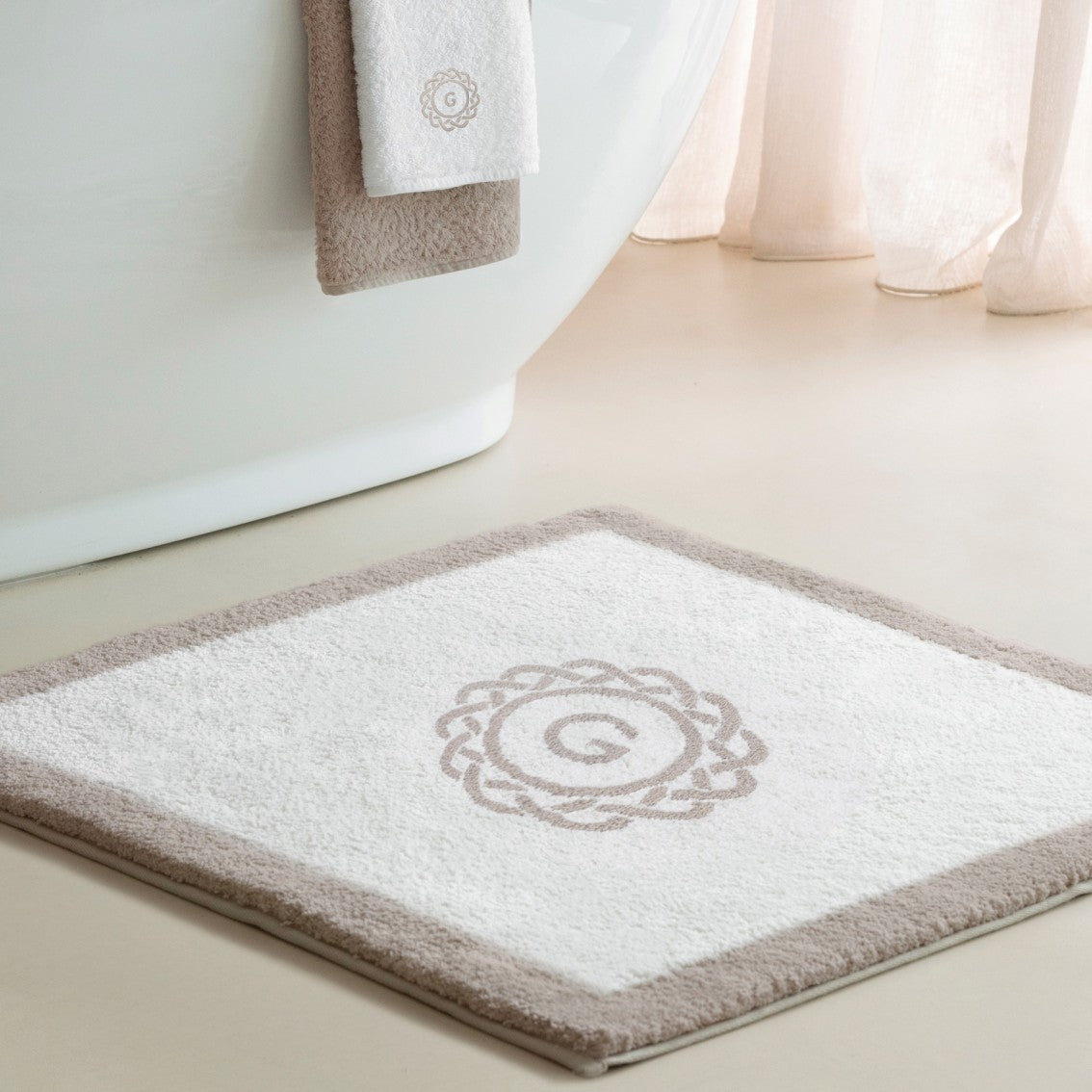 Tapete de Baño Egoist Border Monogram – Fog (60 × 60 cm)