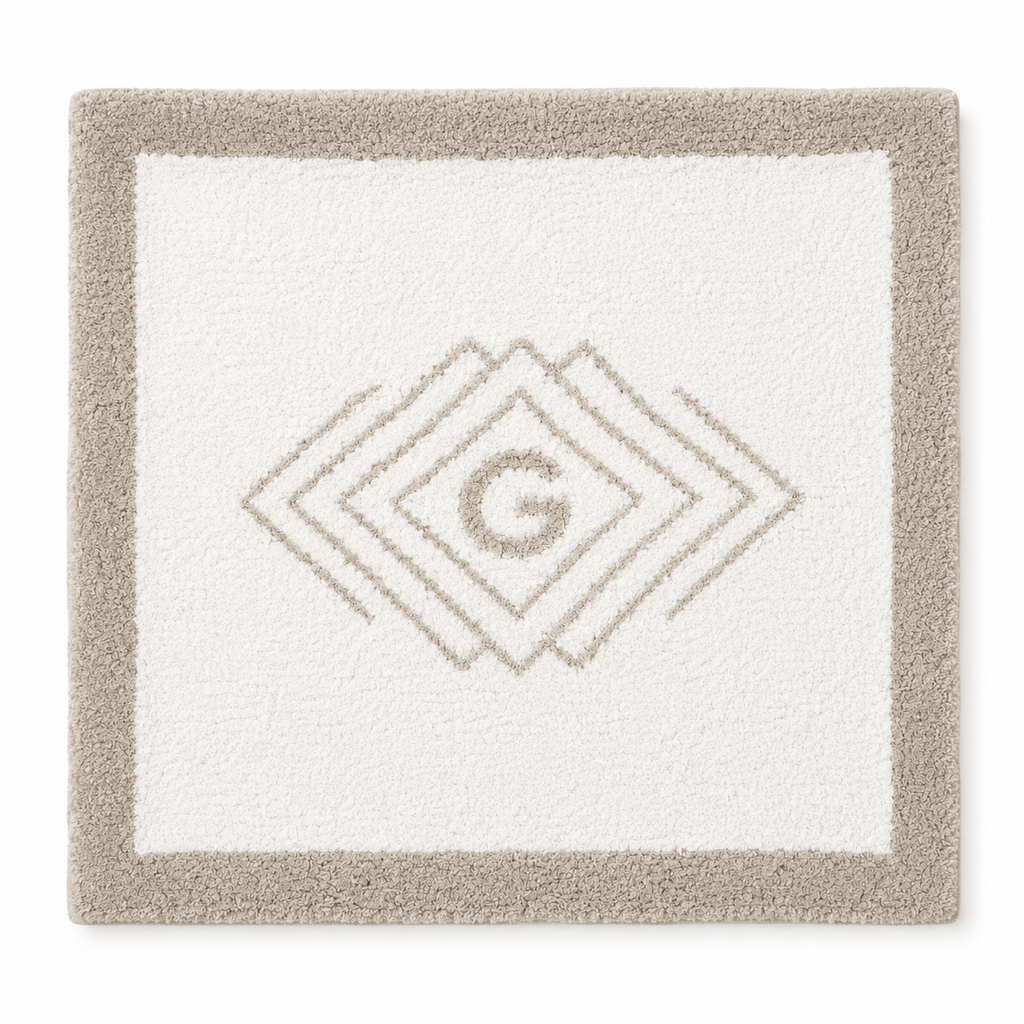 Tapete de Baño Egoist Border Monogram – Fog (60 × 60 cm)