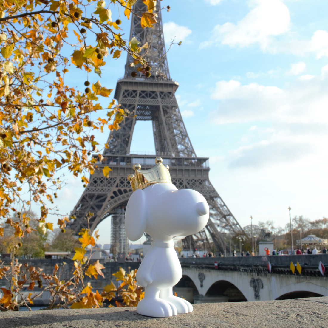 White With Gold Snoopy Crown Small - 31 Cm
