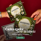 Dos tarjetas de la edición Clásica Mahjong 2026 sostenidas en la mano, con las manos y reglas en español